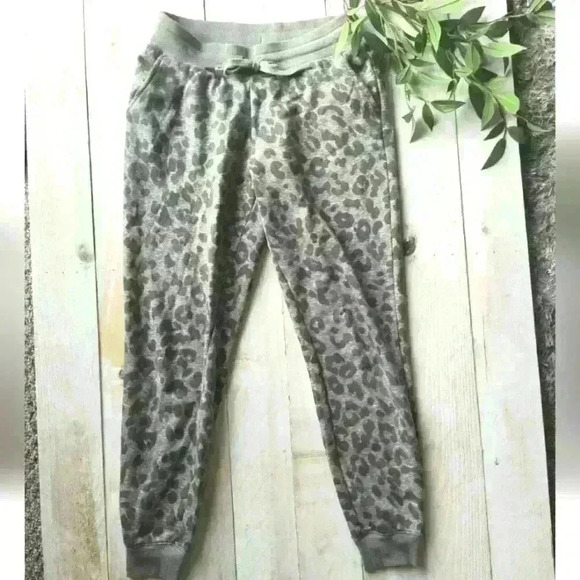 Old Navy Leopard Print Gray Mid Rise Street Jogger Drawstring Sweats Size XS - Picture 1 of 7